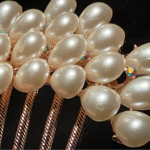 Peacock hair pin with pearls and iridescent rainbow stones - Picture 4 of 4